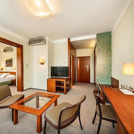 Wellness Hotel Happy Star نانيتسيه المظهر الخارجي الصورة